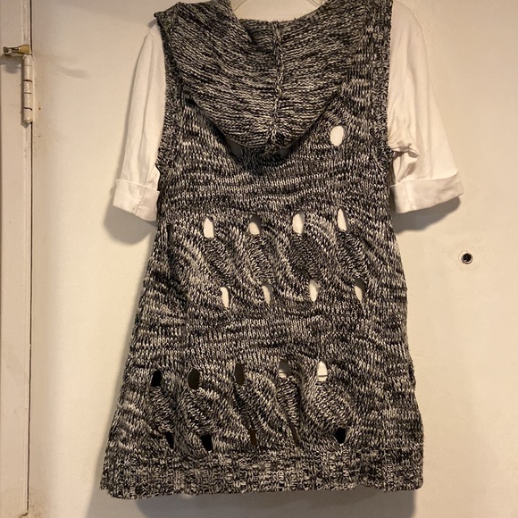 Hot & Delicious vest. Knitted. Beautiful design. Hooded. Chic & unique. - Picture 2 of 8